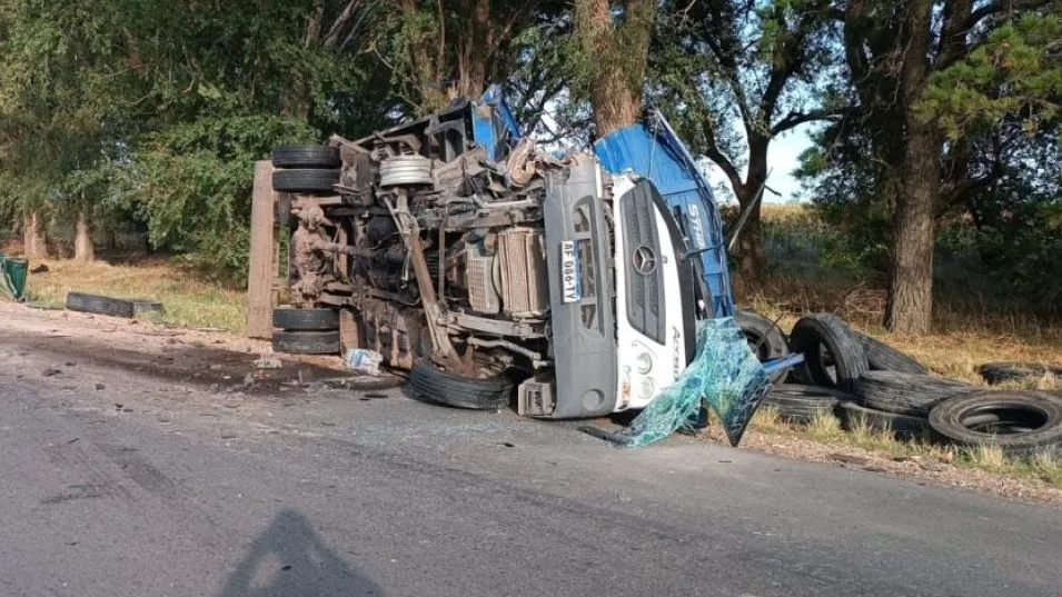 Fuerte colisión entre dos camiones