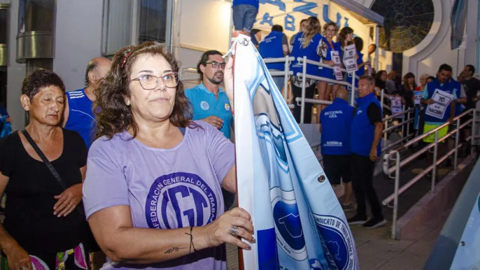 Carina Brunetto, delegada de la CGT Regional Azul. La central obrera rechazó el decreto presidencial que pretende transformar al Banco Nación en una sociedad anónima. 