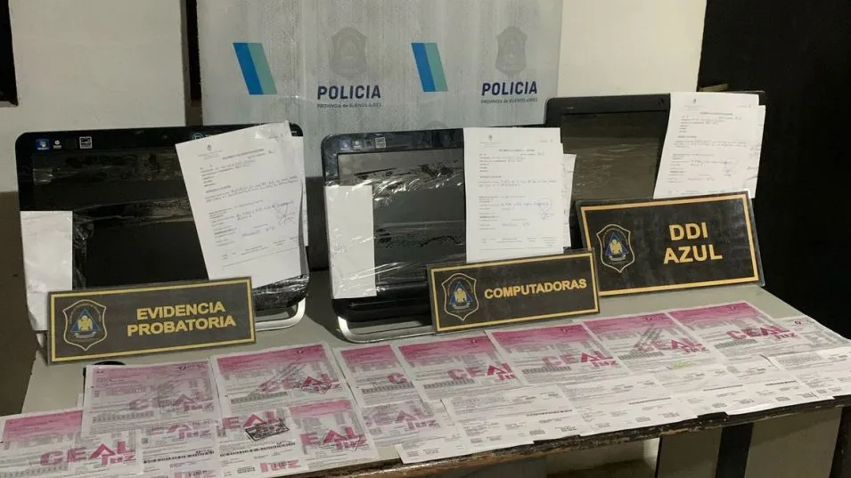 Facturas de luz y demás elementos se incautaron durante una de las diligencias realizadas en el marco de esta investigación penal.  DDI AZUL/PBA