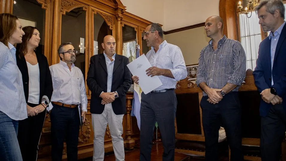 Integrantes del Consejo de Selección del Juez de Faltas en el momento de hacer entrega del dictamen final al Intendente municipal.  PRENSA MUNICIPAL