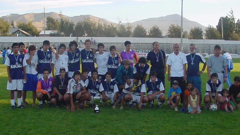 La selección Sub 15 de Azul que se consagró subcampeona nacional en Bariloche. El plantel y el cuarto técnico posan con la copa y las medallas.