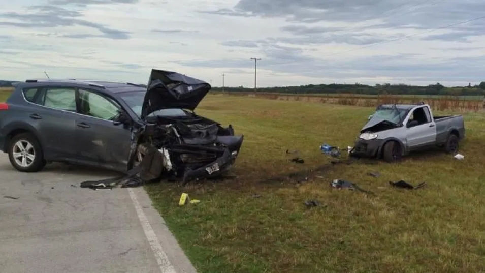 Era de extrema gravedad ayer el estado de un azuleño herido en un siniestro vial sucedido en Gardey el pasado domingo. Iba en una camioneta Fiat Strada que chocó con una SUV Toyota RAV4.  PATRULLA RUR