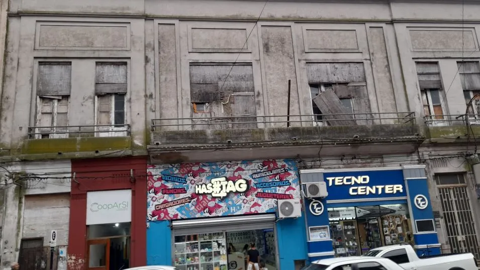 El edificio del ex Club Social está ubicado en pleno centro de esta ciudad sobre la calle Yrigoyen entre Burgos y De Paula.