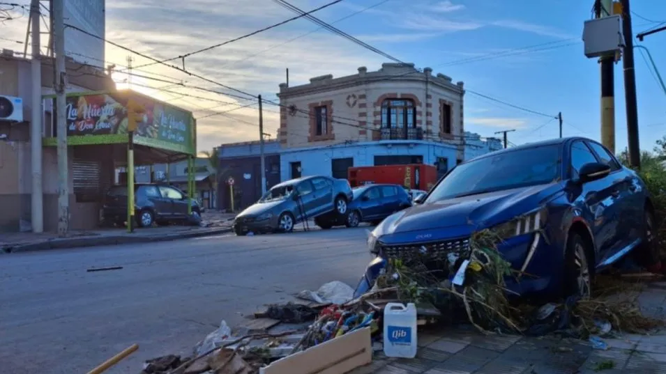 Bahía Blanca, el día después del desastre: desolación, barro y autos amontonados