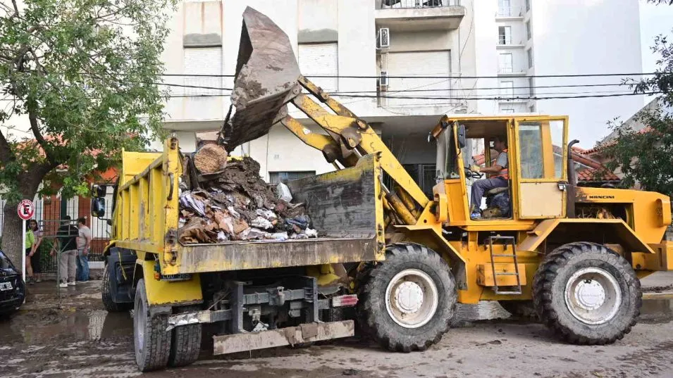 Bahía Blanca: casi ya sin agua acumulada, buscan reabrir las escuelas el miércoles