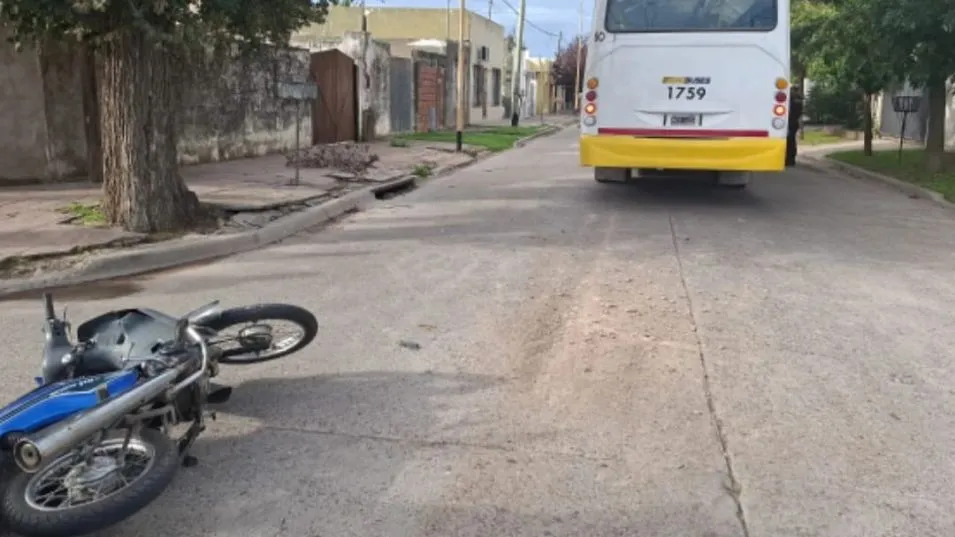 En Villa Piazza Norte un colectivo chocó con una moto. Un joven tuvo que ser hospitalizado por lo ocurrido. FOTO: EPDS AZUL/PBA