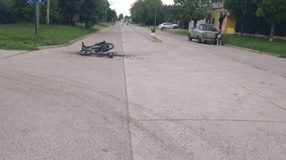 En Cacharí, en el cruce de Avenida San Martín y Tapalqué, colisionaron una moto y una camioneta. FOTO: EDPS AZUL/PBA