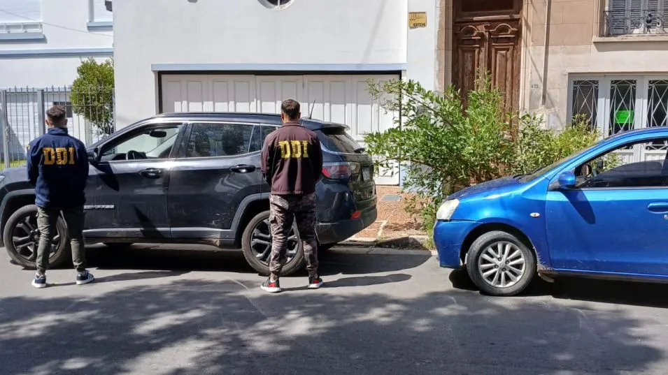 Además de serle incautado el teléfono al comerciante, policías registraron su auto. FOTO: DDI AZUL/PBA 