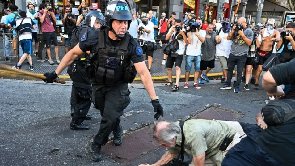 Fuerte represión, heridos y detenidos en la protesta de jubilados con apoyo de hinchas de fútbol