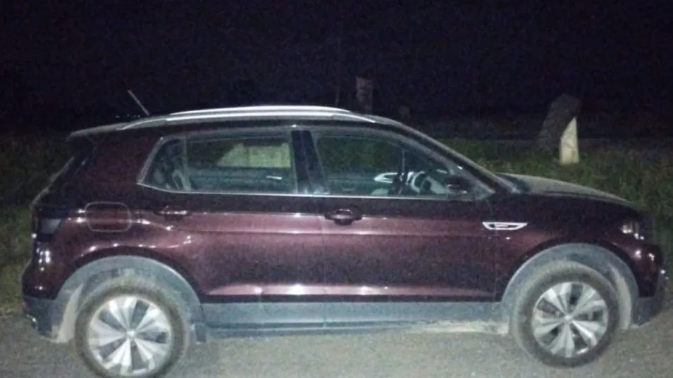 El VW T-Cross de la víctima de un femicidio en Piedra del Águila. El sábado que pasó fue hallado abandonado en Azul por la Policía.  EPDS AZUL/PBA