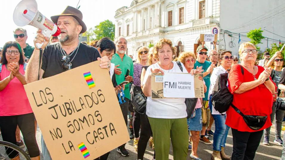 Azul también fue escenario del reclamo que llevan adelante los jubilados. FOTOS NACHO CORREA