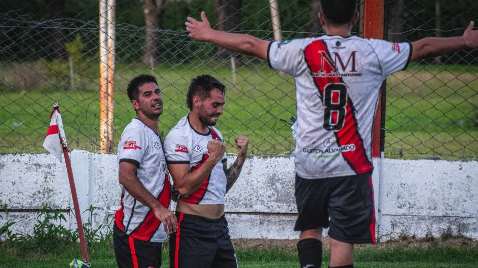 El clásico fue para River, que le ganó a Vélez por 2 a 1 en la primera fecha del Torneo Apertura de la máxima categoría del fútbol de Azul. NICOLÁS MURCIA