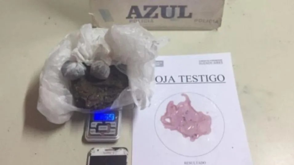 La marihuana y el celular que la joven tenía cuando fue arrestada. ARCHIVO/DDI AZUL/PBA