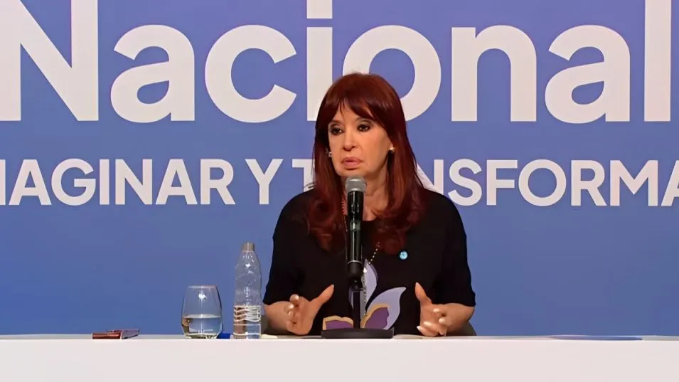 Cristina advirtió que el país vive "una descomposición institucional"