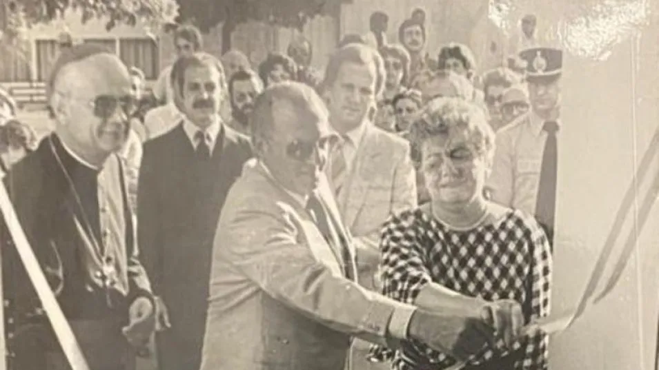 En la foto aparecen el Obispo de Azul Emilio Bianchi di Cárcano, el intendente Rubén César De Paula y la inspectora Iris Lanceta. 