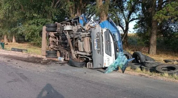 Fuerte colisión entre dos camiones