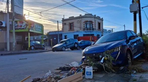 Bahía Blanca, el día después del desastre: desolación, barro y autos amontonados