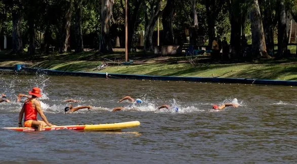 Tras la reprogramación, cuándo se correrá la clásica competencia de natación en aguas abiertas