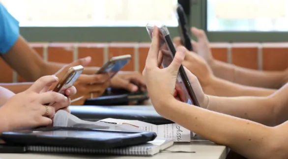 Pruebas PISA: de 80 países evaluados, los alumnos argentinos son los que más se distraen con el celular en clase